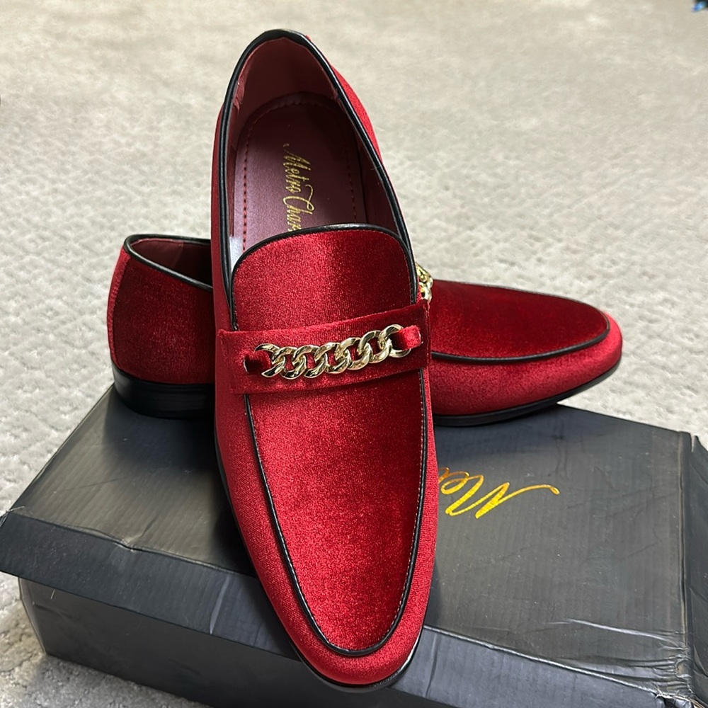 Men’s velvety red holiday loafer with gold chain accent size 10.5